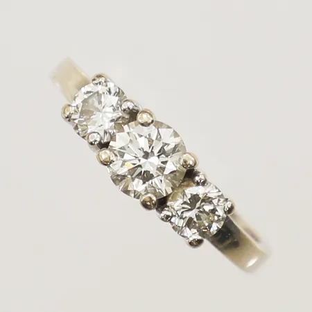 Ring med diamanter 2xca 0,23ct samt 1xca 0,65ct stl:17¾ bredd 5,4mm, gravyr, ojämnheter på skenan, 18K Vikt: 3,6 g