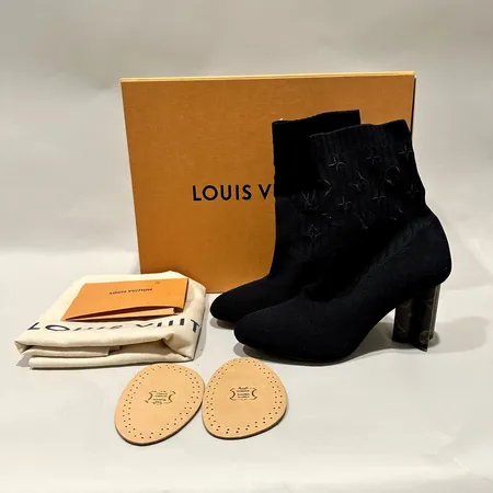 Ett par klackskor Louis Vuitton Silhouette ankle boots elastisk textil klack i monogram blomma klack ca 8cm storlek 38 lädersulan använd bruksskick dustbag kvitto box inköpta i Louis Vuitton Birger Jarlsgatan Stockholm 2021 Vikt: 0 g Skickas med postpaket.