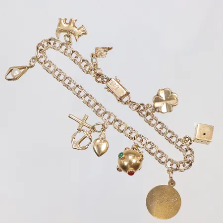 Armband Bismarck med 8 berlocker varav en med personlig gravyr, längd 18cm bredd 5mm, 18K 16,3g Vikt: 16,3 g