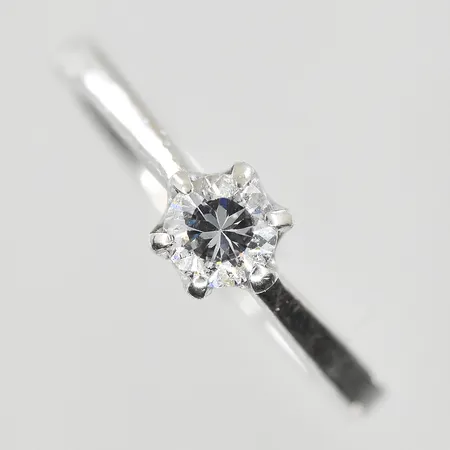 Ring med vit sten stl:18¼, bredd 2-5mm, silver 835/1000. Vikt: 2,5 g
