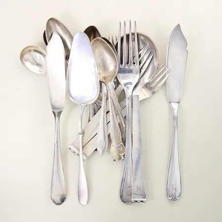 Diverse silverbestick gravyr silver 830/1000 Vikt: 557,9 g