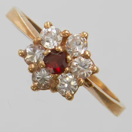 Karmoséring med syntetiska stenar, stl:14¾, bredd: 1,8-8,4mm, förgyllt silver 925/1000 Vikt: 1,5 g
