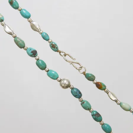 Collier med turkoser samt silverdetaljer, längd ca 44cm, bredd 5,5-8mm, 925/1000 silver, brv: 21g Vikt: 0 g