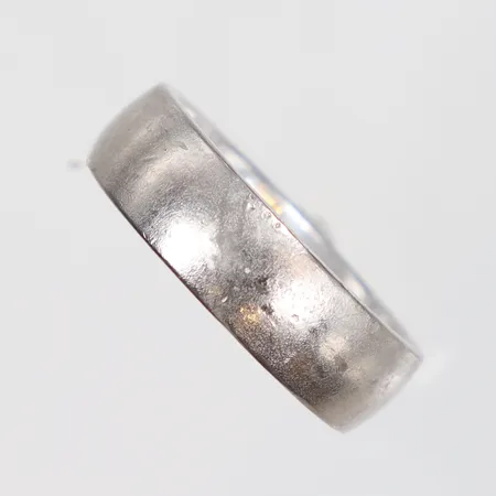 Ring vitguld stl 20 bredd 7mm, graverad/repig, 18K 15,9g Vikt: 15,9 g