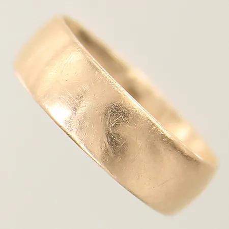 Ring slät stl:19½ bredd 6,9mm Schalins repig, gravyr 18K Vikt: 7,3 g