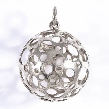 Hänge i silver. Ø 20 mm. Förmodligen Liisa Vitalis "Nyckelpiga / Leppäkerttu". Svenska importstämplar. Vikt 2,5g.