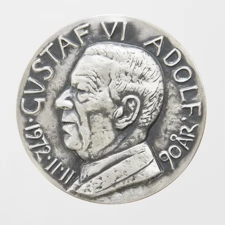 Mynt Gustaf VI Adolf 90år, Plikten framför allt, 50mm, 999/1000 silver, etui. Vikt: 69,4 g