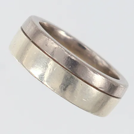 Ring slät stl:19½ bredd 8mm tvådelad palladium 500/1000/9K. Vikt: 17,2 g