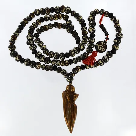 Pärlcollier Längd ca74 cm + hänge 6 cm, Agneta Gynning, Tibetanskt, hänge i metall/brons Vikt: 0 g