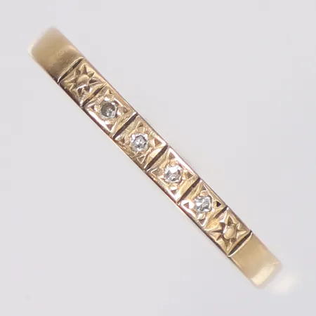 Ring med diamanter 4x0,01ct, stl:17¾, bredd 2mm, skev skena, gravyr, 18K Vikt: 1,7 g