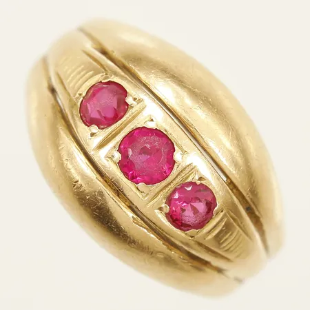 Ring med röda stenar stl:17 bredd 12,4mm lödning på skenan, skev, ostämplat 14K Vikt: 6,4 g