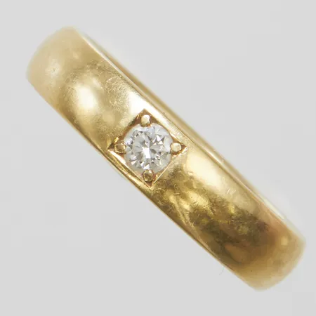 Ring med diamant 1 x 0,15ct enligt gravyr, stl:18¼, bredd: 4,8mm, kupad insida, repig, 14K Vikt: 8,2 g