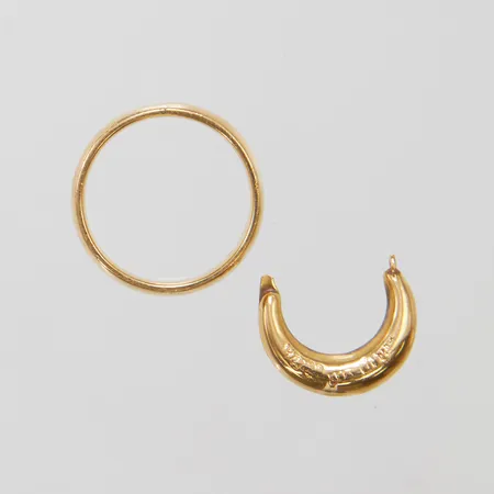 1 Ring slät, stl:17+, bredd: 5,9mm, kupad insida, ograverad, mindre repor samt märken, 1 Örhänge, udda, trasigt, 18K Vikt: 7,6 g