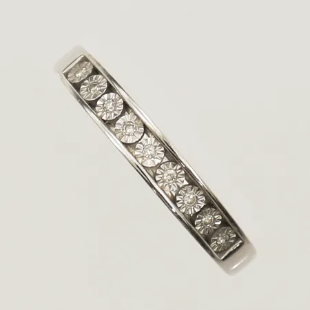 Ring med vita stenar stl: 18¾ bredd 3,3mm GHA vitguld 18K Vikt: 2,3 g