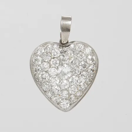 Hänge hjärta med pavéinfattade gammalslipade diamanter 1 x ca.0,26ct, 35 x ca.0,10-0,005ct samt 4 rosenstenar, 26,5x18,6mm, ostämplat, vitguld, 18K Vikt: 4,2 g
