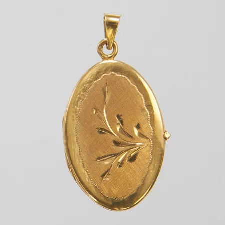 Medaljong med gravyrdekor 39,3x21,2mm, plastinsatser, 18K Vikt: 7,3 g