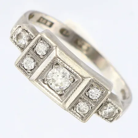 Ring diamanter 1 x ca 0,0,15ct 2 x ca 0,04ct 4 x ca 0,03ct, stl:17¾, bredd 2-6,5mm, vitguld 18K Vikt: 4 g