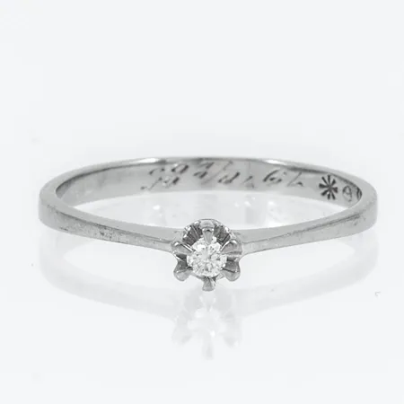 Ring Stjärnringen Pallas med en briljantslipad diamant 0,04ct stl:16 bredd 1,9-3,5mm, gravyr, 18K 1,3g.