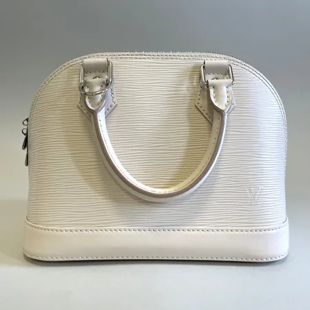 Väska Louis Vuitton Alma BB modell: M58706 mått: 23.5 x 17.5 x 11.5 cm quartz white Epi-läder detaljer i vitmetall kvitto Finland 2022 hänglås nycklar avtagbar axelrem dustbag box påse smärre fläckar.