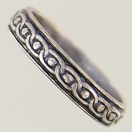Ring med mönstrad dekor stl:18½ bredd 4,2mm, silver 830/1000 Vikt: 3,1 g