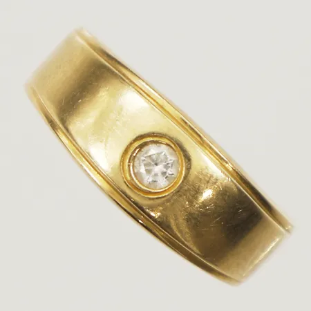Ring med vit sten stl:18¼ bredd 3,1mm 18K Vikt: 2,9 g