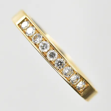 Ring med diamanter 9x0,01ct stl:16½, bredd 3mm, gravyr, 18K. Vikt: 2,8 g