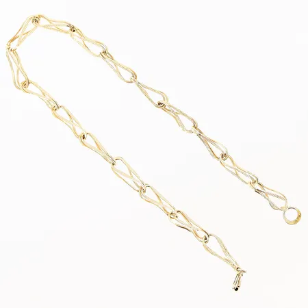 Armband längd 19,5cm, bredd 3,5mm, skevheter, lås i behov av justering, 14K  Vikt: 3 g