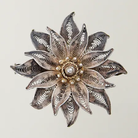 Brosch i form av blomma i filigranarbete Ø36mm rörlig samt förgylld mittendel, gravyr baksida silver 800/1000 Vikt: 9,5 g