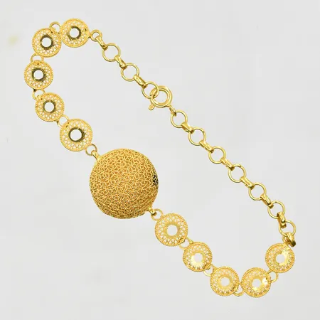 Armband filigran längd 17-18cm, bredd 4-16mm, mörka limrester på häng del, 21K. Vikt: 7 g