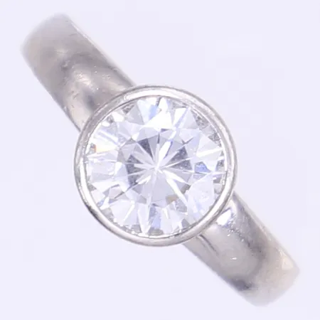 Ring med vit sten stl 17¼ bredd 3-9mm silver 925/1000 Vikt: 5,5 g