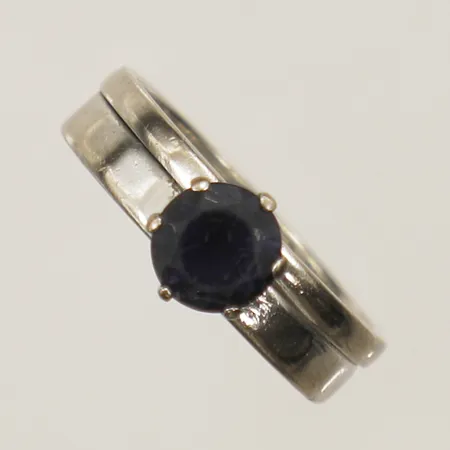 Ring med svart sten stl: 16 bredd 6,7mm vitguld, personlig gravyr, 18K Vikt: 4 g