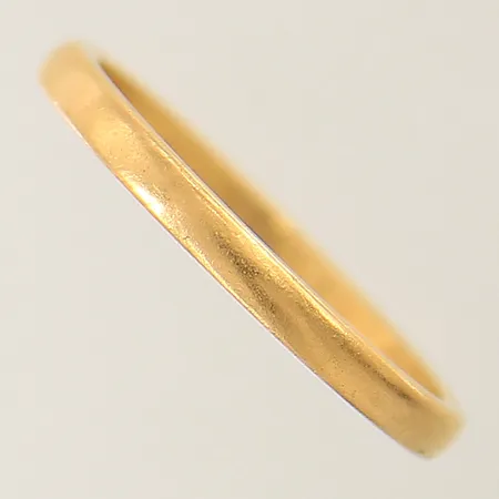 Ring slät stl:19½ bredd 2,4mm gravyr 23K Vikt: 3,9 g