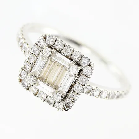 Ring diamanter 37 x ca 0,015ct 4 x ca 0,01ct 7 x ca 0,05ct stl:17½ bredd 1-10mm vitguld, 1 diamant saknas, defekta klor 18K.  Vikt: 2,4 g