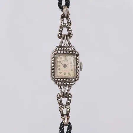 Damur Venus manuell antimagnetic 16 x 21mm markasiter, en saknas, repigt glas, tygband, 800/1000 silver Vikt: 0 g