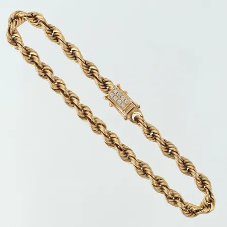 Armband Cordell med diamanter 8 x 0,02ct längd 21cm bredd 5,5mm bucklor på lås 18K. Vikt: 22,5 g