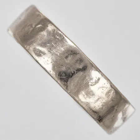 Ring med hamrad dekor stl: 19¼ bredd: ca 6mm graverad vitguld 18K Vikt: 13 g