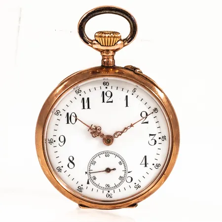 Defekt mormorsur i 14K guld. Ø 37 mm. Går att ställa men ej att dra upp. Monogramgravyr. Innerlock i gulmetall. Originaletui medföljer. Bruttovikt 40,2g.