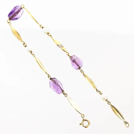Armband med ametist och odlade pärlor, längd 21,5cm, bredd 3,5-8mm, 18K Vikt: 6,7 g