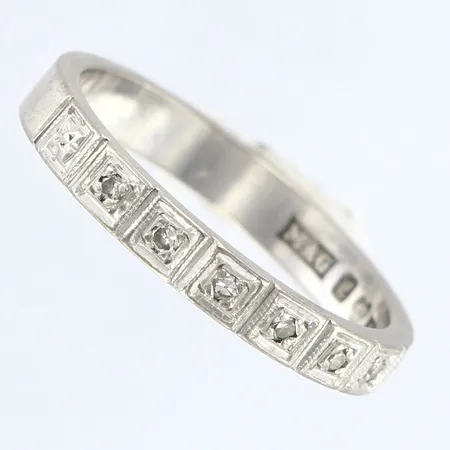 Ring med diamanter 6 x ca 0,01ct stl:17¼, bredd 3mm, vitguld, 18K Vikt: 3,5 g