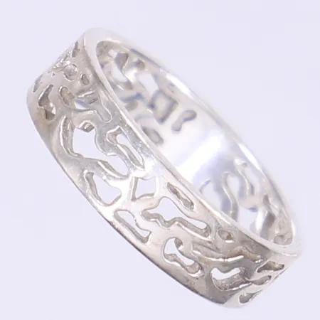 Ring med genombruten dekor stl 18¾ bredd 6mm silver 925/1000 Vikt: 3,1 g