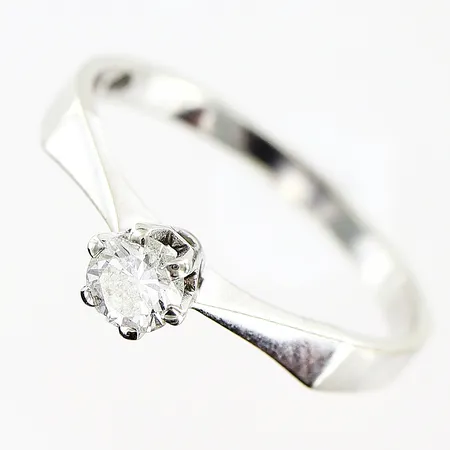Ring diamant 0,25ct enligt gravyr stl:17 bredd 2-4mm vitguld 18K.  Vikt: 1,8 g