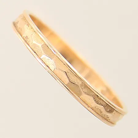 Ring med hamrad dekor stl:19 bredd 3mm gravyr 18K Vikt: 2,5 g