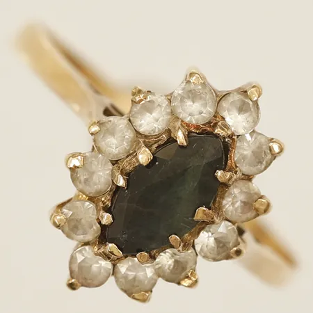 Ring med svart samt vita stenar stl:19 bredd 14,1mm ostämplat 14K Vikt: 2,6 g