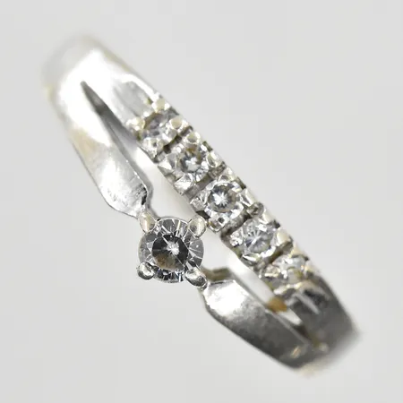Ring med vita stenar stl:18, bredd 2-6mm, silver 925/1000. Vikt: 2,2 g