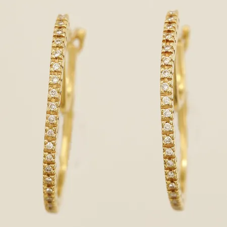 Örhängen med diamanter 0,32ctv enligt gravyr längd 25,2mm bredd 1,5mm 18K Vikt: 4,7 g