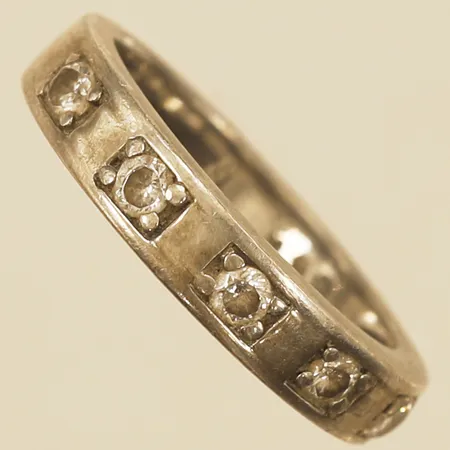 Ring med vita stenar stl:17 bredd 4,0mm silver 925/1000 Vikt: 3,2 g