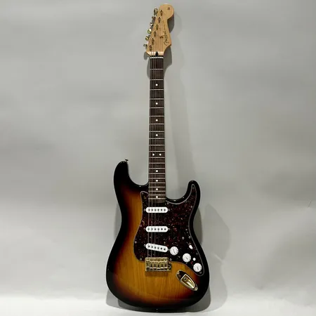 Elgitarr Fender Stratocaster Deluxe Player's Made in Mexico 2005 serienummer:MZ2232240 saknar svajarm kraftig lackskada stötskador smärre färgbortfall slitage skadat mjukt fodral Skickas med postpaket.