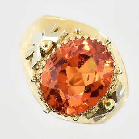 Ring med orange sten stl:16, bredd 3-13mm, gulguld/vitguld, 18K. Vikt: 5,1 g