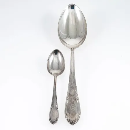 Slottsbarock i silver, 12 bordsskedar 188 mm, 12 kaffeskedar 110 mm. Samtliga med monogramgravyr. Bruksskick. Total vikt 714g 830/1000.
