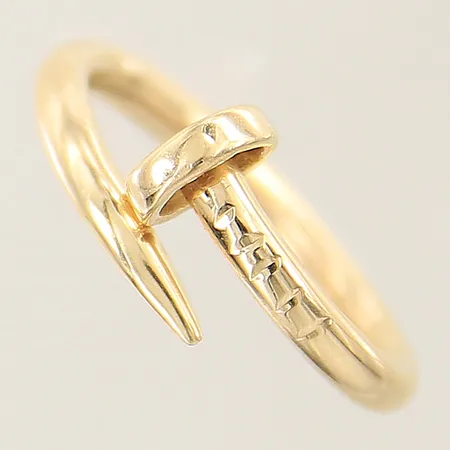 Ring stl: 17¼ bredd 2,6-9,4mm något skev OBS! Ej märkesdesign 18K Vikt: 3,1 g